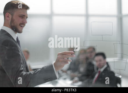 Kaufmann zeigt Marketing scheme bei einem Treffen mit dem Business Team. Stockfoto