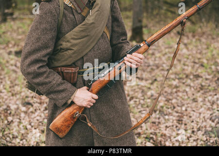 Re-Enactor verkleidet als russische sowjetische Infanterie-Soldat des zweiten Weltkrieges Gewehr Waffe In Händen hält. Stockfoto