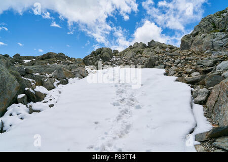 Spuren im Schnee Auf Wanderweg in den Französischen Alpen Stockfoto