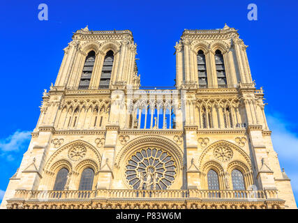 Details der französischen Architektur der Kathedrale Notre Dame von Paris, Frankreich. Schönen, sonnigen Tag in den blauen Himmel. Unsere Liebe Frau von Paris Kirche. Zentrale Hauptfassade mit Türmen und gotischen Rosetten. Stockfoto