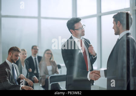 Handshake Business Partner bei der Sitzung im Konferenzraum Stockfoto