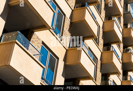 Balkone der Wohnungen auf dem Zuidas in Amsterdam, Niederlande. Stockfoto