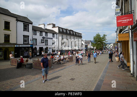 Fußgängerzone in der Hauptstraße in Keswick cumbria England Großbritannien Stockfoto