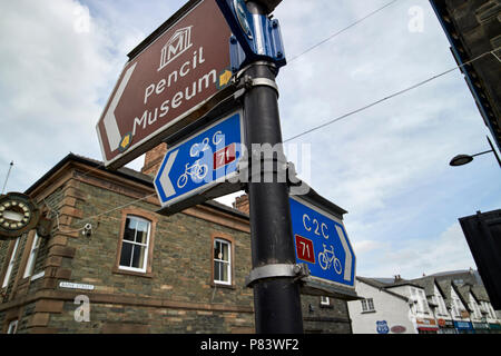 C2c von Küste zu Küste Radweg Beschilderung auf der Main Street keswick Cumbria England Großbritannien Stockfoto