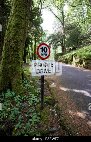 Private Fahrt mit langsamen 10 mph Zeichen in einem privaten Anwesen im Lake District England Großbritannien Stockfoto