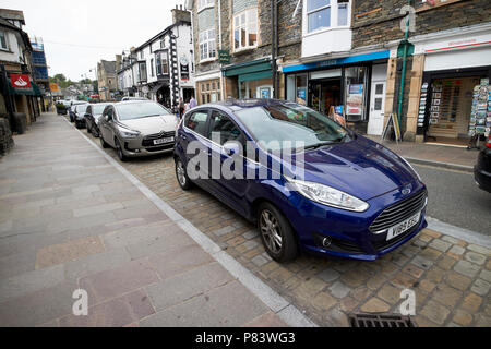 Autos in Layby onstreet Parken in der Crescent Straße geparkt in Windermere Cumbria Lake District England Großbritannien Stockfoto