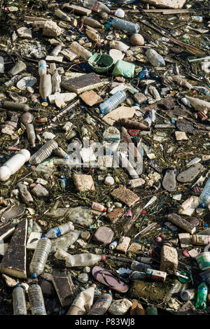 Kunststoff Flaschen, Styropor und andere Zusammenstellung der Papierkorb vollständig abdecken einer Flussmündung Beach in Negombo, Sri Lanka Stockfoto