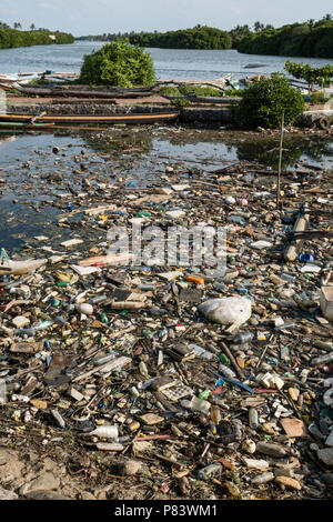 Kunststoff Flaschen, Styropor und andere Zusammenstellung der Papierkorb vollständig abdecken einer Flussmündung Beach in Negombo, Sri Lanka Stockfoto