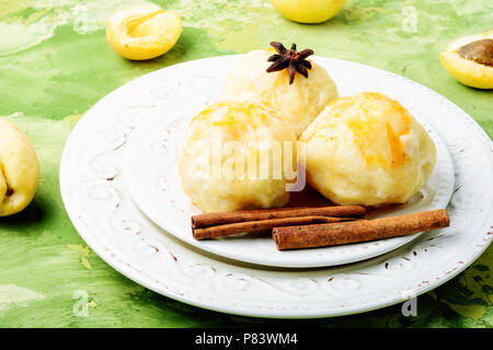 Obstknödel mit Aprikosen und würzige Sirup Stockfoto