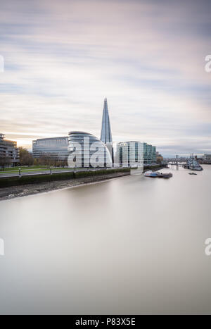 Lange Exposition der Blick auf die Tower Bridge zur London Bridge die Themse mit dem Shard, City Hall und der HMS Belfast Stockfoto