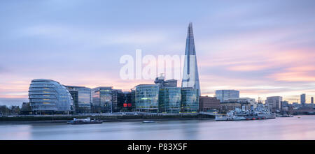 Lange Exposition der Blick auf den Sonnenuntergang von der Tower von London über die Themse an den Shard, Rathaus, HMS Belfast und Tate Modern Stockfoto