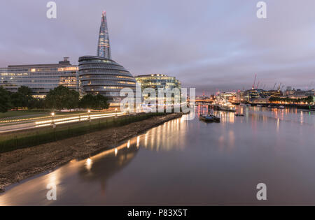 Blick auf die Tower Bridge zur London Bridge die Themse mit dem Shard, City Hall und der HMS Belfast bis in der Dämmerung leuchtet Stockfoto