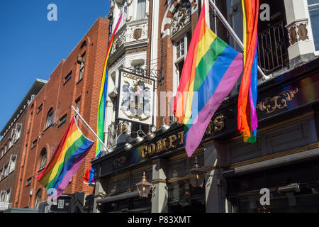 Comptons Public House am Tag nach der jährlichen Stolz in London LGBT-Parade, Soho, London, UK Stockfoto