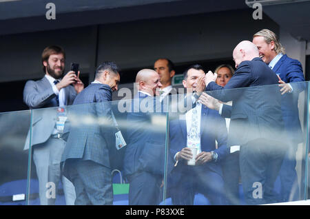 SAMARA, Russland - Juli 02: Roberto Carlos Umarmungen FIFA-Präsident Gianni Infantino während der FIFA WM Russland 2018 Umlauf von 16 Match zwischen Brasilien und Mexiko in Samara Arena am 2. Juli 2018 in Samara, Russland. (Foto von Lukasz Laskowski/PressFocus/MB Medien) Stockfoto