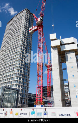 Crossrail Entwicklung neben dem Centre Point Hochhaus an der Tottenham Court Road, London, England, UK, Stockfoto