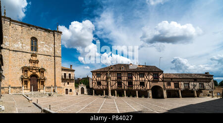 Plaza Mayor in der Nähe de Duero, einem kleinen Dorf in Kastilien und León, Spanien Stockfoto