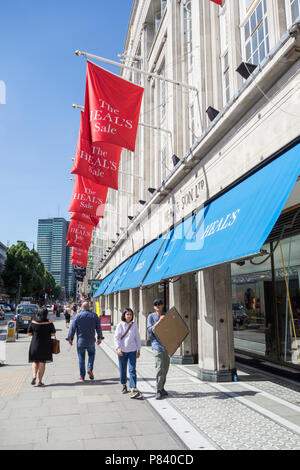 The Heal's Sale im berühmten Kaufhaus an der Tottenham Court Road, London, Großbritannien Stockfoto