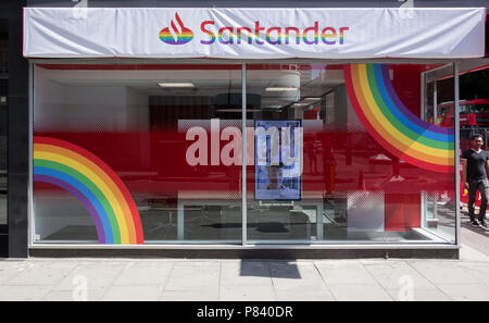 Zu feiern Stolz Monat Santander haben ihre Tottenham Court Road Zweig mit einem bunten LGBT Vielfalt Regenbogen, London, UK eingerichtet Stockfoto