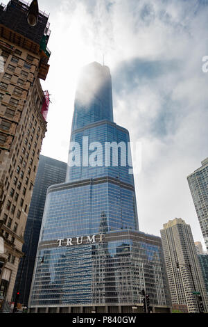 Trump Tower auf der nebligen Tag in Chicago. Stockfoto
