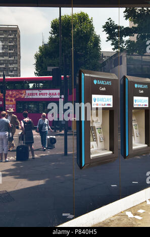 Menschen in das Fenster wider, Spaziergang, vorbei an die Bank Barclays ATM in Notting Hill, London. Stockfoto