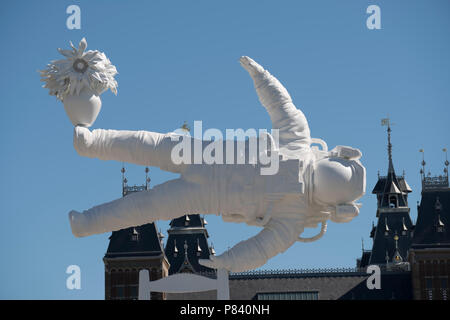 Astronaut Kunst im Museum Square in Amsterdam von Joseph Klibansky Stockfoto