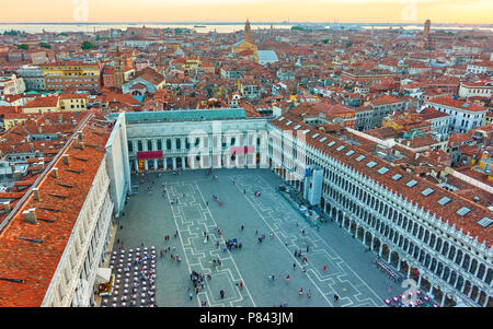 Der Markusplatz und Venedig von oben in den frühen Abend, Italien Stockfoto