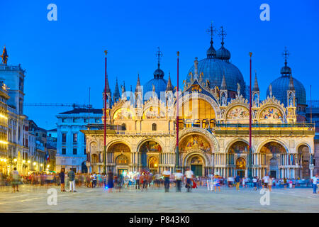 Die Patriarchale Kathedrale Basilica di San Marco in Venedig am späten Abend, Italien Stockfoto