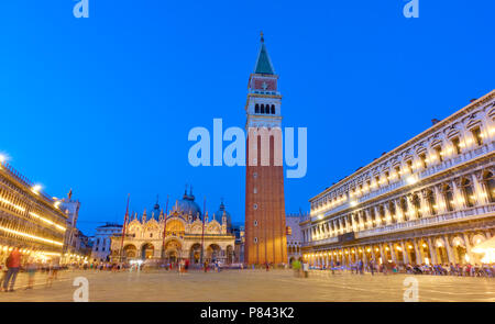 Der Campanile Auf dem Markusplatz in Venedig in der Dämmerung, Italien Stockfoto