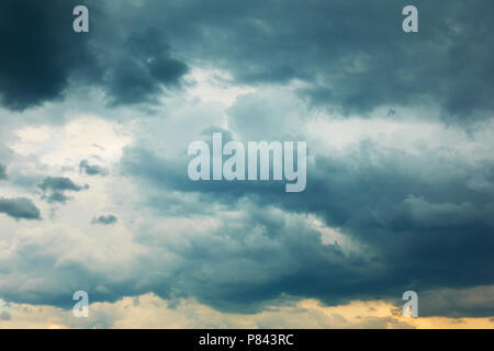 Dramatische stürmischen Himmel mit Wolken, können als Hintergrund verwendet werden Stockfoto