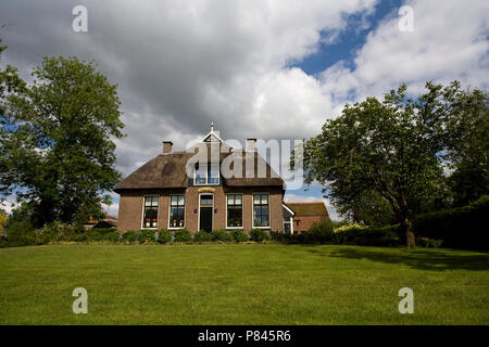 En Kanalen boerderijen in Giethoorn; Kanäle und Farm in Giethoorn Stockfoto