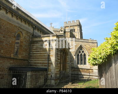 Eine Außenansicht des 10. Jahrhunderts Sächsische Kirche am Earls Barton, Northamptonshire, England; der Bau der steinernen Turm stammt aus 970 AD. Stockfoto