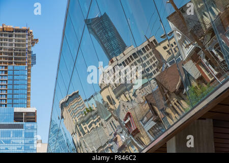 Street Scene im Glas in einem modernen Gebäude in der Innenstadt von Toronto Ontario Kanada wider. Stockfoto