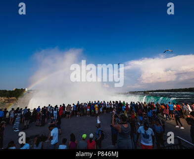 Horseshoe Falls, Niagara Falls, Kanada auf klaren Tag mit Rainbow und Touristen selfies klicken und Bilder aufnehmen Stockfoto