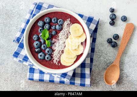 Acai smoothie Heidelbeere Schüssel mit toppings-Banane, Kokosnuss, Blaubeeren und Chia Samen. Gesunde Ernährung, gesunde Lebensweise, vegane Ernährung Konzept. Nach oben V Stockfoto