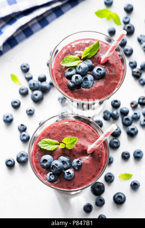 Blueberry Acai Smoothie in Glas auf weißem Hintergrund. Superfood Smoothie Ansicht von oben. Trendy Obst Berry Smoothie Stockfoto