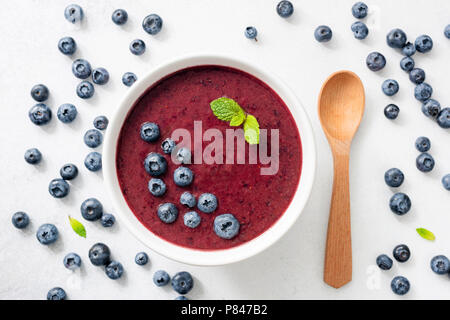 Acai smoothie Heidelbeere Schüssel auf weißem Hintergrund der Ansicht von oben. Trendy superfood, Reinigung, Entgiftung und Ernährung Mahlzeit Stockfoto