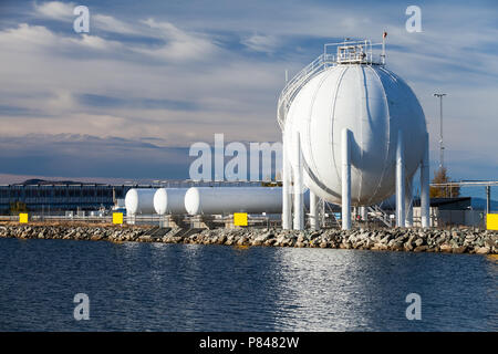 Modernes weißes kugelförmigen Gasspeicher steht an der Küste Stockfoto