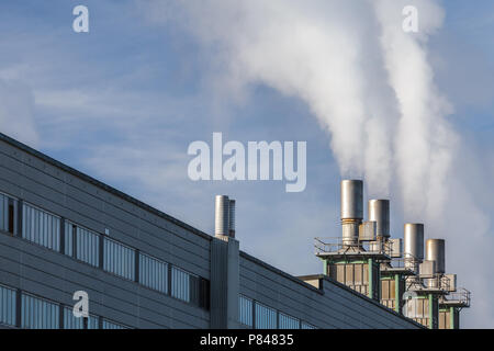 Fassade der industriellen Gebäude mit rauchenden Schornsteine Stockfoto