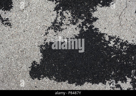 Detailansicht von alten überholten Asphalt, schwarze und graue Kies details. Stockfoto