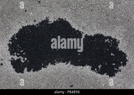 Detailansicht von alten überholten Asphalt, schwarze und graue Kies details. Stockfoto