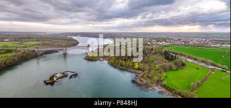 Robert Stephenson Britannia Bridge führt und bei der Eisenbahn über die Menai Straits zwischen, und Snowdonia Anglesey. Stockfoto