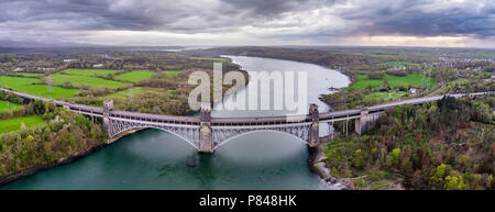 Robert Stephenson Britannia Bridge führt und bei der Eisenbahn über die Menai Straits zwischen, und Snowdonia Anglesey. Stockfoto