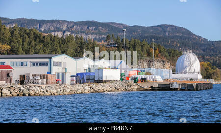 Mit Blick auf den Hafen mit weißen kugelförmigen Gasspeicher steht an der Küste in Norwegen Stockfoto