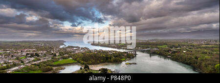 Luftaufnahme von Telford's Hängebrücke über die Menai Starights - Wales, Großbritannien. Stockfoto