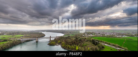 Robert Stephenson Britannia Bridge führt und bei der Eisenbahn über die Menai Straits zwischen, und Snowdonia Anglesey. Stockfoto