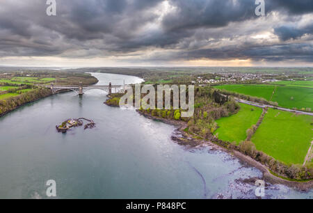 Robert Stephenson Britannia Bridge führt und bei der Eisenbahn über die Menai Straits zwischen, und Snowdonia Anglesey. Stockfoto