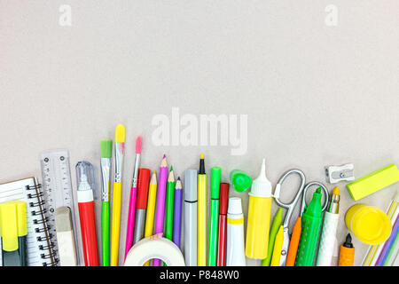 Vielzahl von Schulmaterial auf grau Tabelle Hintergrund. zurück zu Schule Konzept Stockfoto