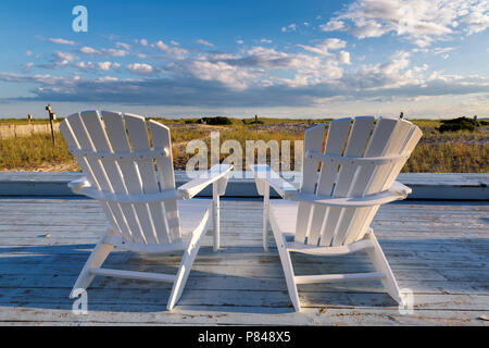 Liegen am Strand bei Sonnenuntergang auf ferienhäuser strand Stockfoto