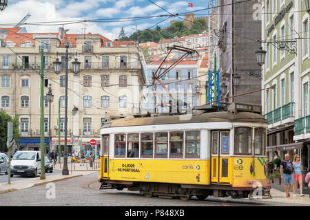 Gelbe Straßenbahn im Stadtzentrum von Lissabon, Portugal Stockfoto