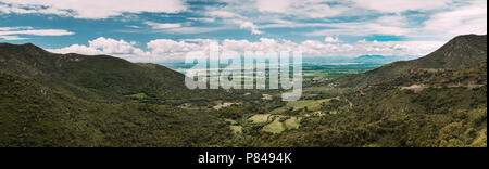 Feder Panoramablick auf die Landschaft in der Nähe der Stadt Roses an der Costa Brava in Katalonien, Spanien. Panorama Stockfoto